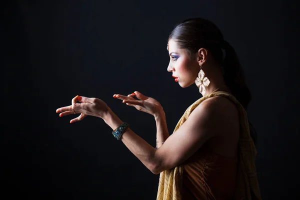 暗いスタジオの背景に茶色のインド民族衣装サリーで白人ブルネットの女性 — ストック写真
