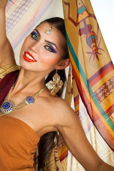 Kavkazské Brunetka Žena Hnědých Indické Národní Šaty Sárí Studiu Bílém — Stock fotografie