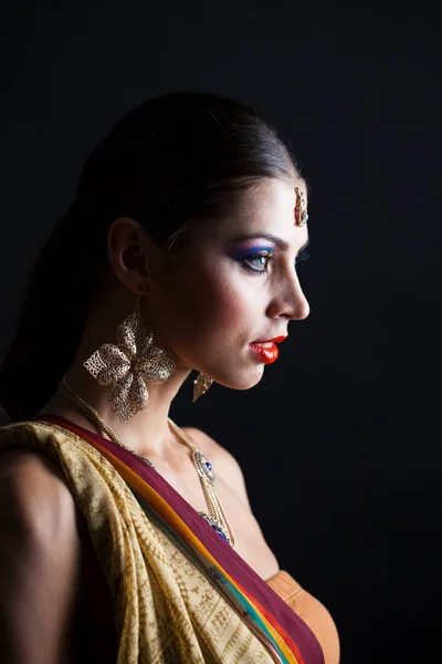 Kaukasische Brunette Vrouw Bruin Indiase Nationale Klederdracht Sari Donkere Studio — Stockfoto