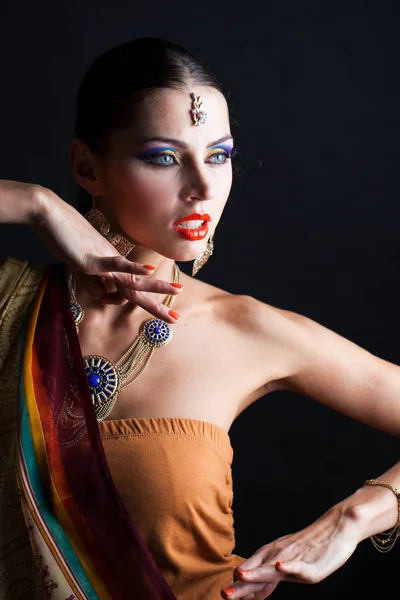 Kaukasische Brunette Vrouw Bruin Indiase Nationale Klederdracht Sari Donkere Studio — Stockfoto