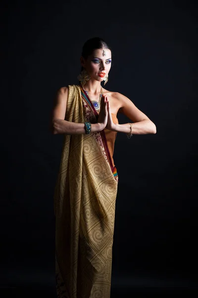 Caucasian Brunette Woman Brown Indian National Dress Sari Dark Studio — Stock Photo, Image