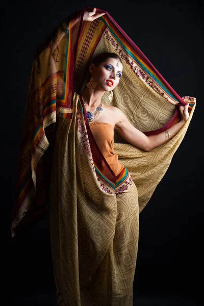 Kaukasiska Brunett Kvinna Brunt Indiska Nationella Klänning Sari Mörka Studio — Stockfoto
