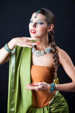 Yeşil sari karanlık studio arka plan üzerinde poz çok seksi genç esmer kadın moda portre 