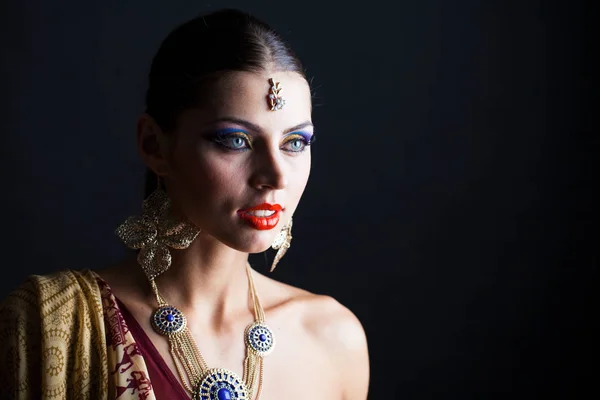 Mulher Morena Caucasiana Sari Vestido Nacional Indiano Marrom Fundo Estúdio — Fotografia de Stock