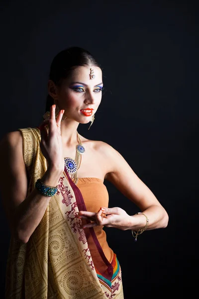 Kaukaski Kobieta Brunetka Brązowy Strój Narodowy Indyjskich Sari Studio Ciemne — Zdjęcie stockowe