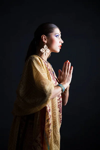 Kaukasische Brünette Frau Braunem Indischen Nationalkleid Sari Studio Auf Weißem — Stockfoto