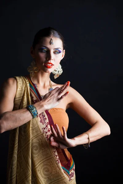 Kaukaski Kobieta Brunetka Brązowy Strój Narodowy Indyjskich Sari Studio Ciemne — Zdjęcie stockowe