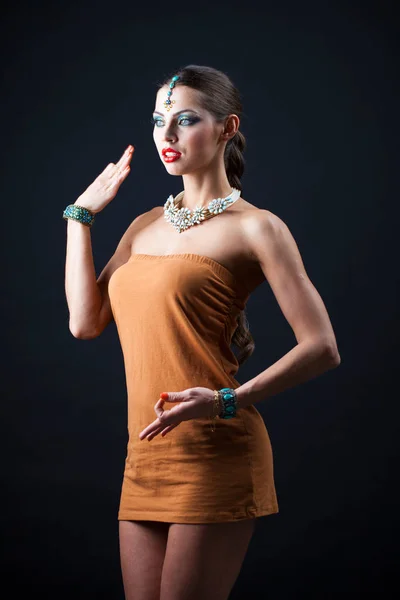 Caucásico Morena Mujer Marrón Indio Vestido Nacional Sari Estudio Sobre —  Fotos de Stock