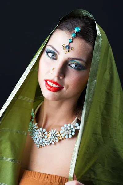 Moda Piękny Portret Seksowny Brunetka Młodej Kobiety Zielone Sari Pozowanie — Zdjęcie stockowe