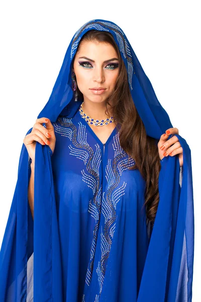 年轻的阿拉伯妇女在长的蓝色礼服 查出在白色背景 — 图库照片