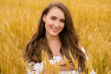 Altın buğday alan, yaz açık havada bir arka plan üzerinde genç seksi bir sarışın kadın portresi