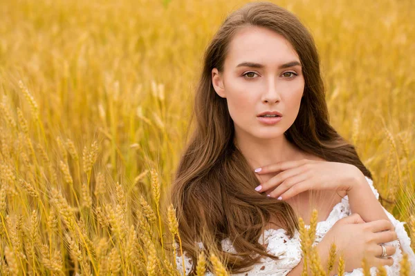 Porträt Einer Jungen Sexy Blonden Frau Vor Goldenem Weizenfeld Sommer — Stockfoto