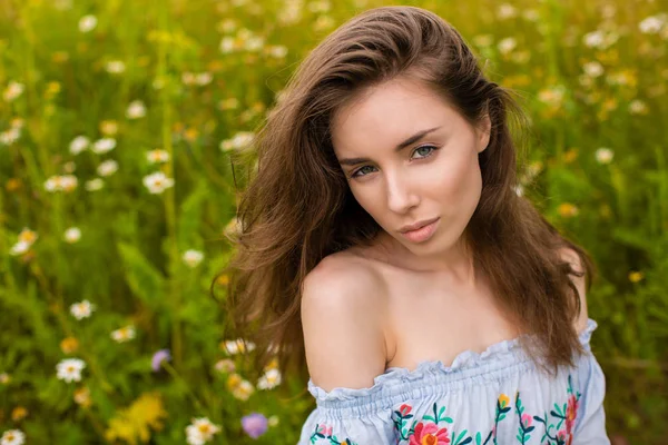 黄金の麦畑 夏の屋外の背景に若いセクシーなブロンドの女性の肖像画 — ストック写真