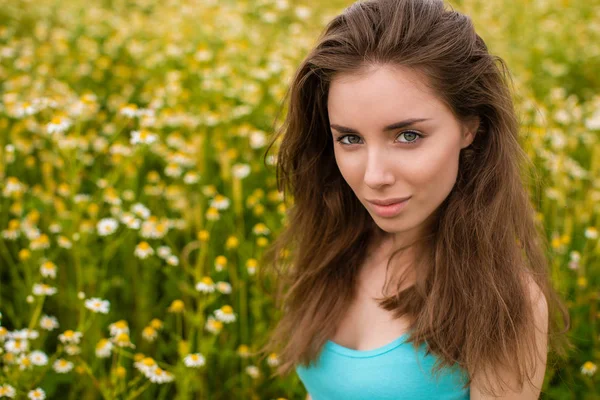 Retrato Close Uma Bela Jovem Mulher Turquesa Roupas Apertadas Campo — Fotografia de Stock