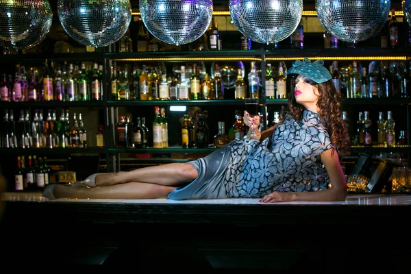 Sexy Jeune Femme Couchée Sur Bar Dans Une Boîte Nuit — Photo