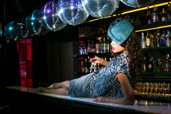 セクシーな若い女性のナイトクラブでバーの上に横たわる — ストック写真