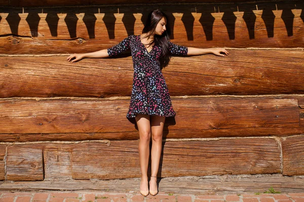 Портрет Красивой Молодой Брюнетки Платье Фоне Старой Деревянной Стены — стоковое фото