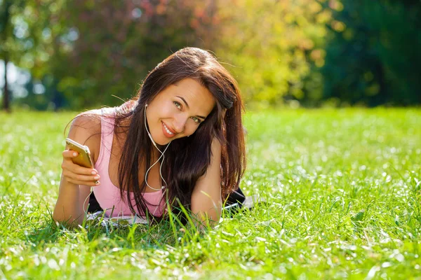 Menina Morena Bonita Feliz Chamando Por Telefone Parque Verão — Fotografia de Stock