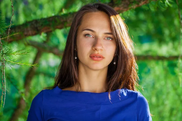 Retrato Close Jovem Bela Mulher Morena Vestido Azul Parque Verão — Fotografia de Stock