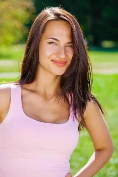 Close Retrato Bela Jovem Mulher Morena Feliz Com Pele Fresca — Fotografia de Stock