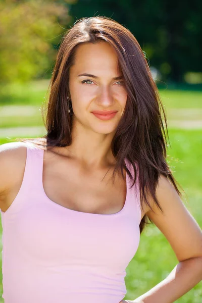 Close Retrato Bela Jovem Mulher Morena Feliz Com Pele Fresca — Fotografia de Stock