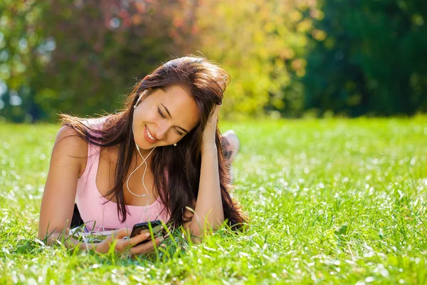 Jeune Belle Femme Robe Repose Sur Herbe Verte Écoute Musique — Photo