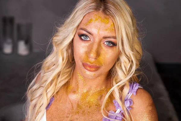 Närbild Porträtt Sexig Ung Blond Tjej Med Smink Och Guldglitter — Stockfoto