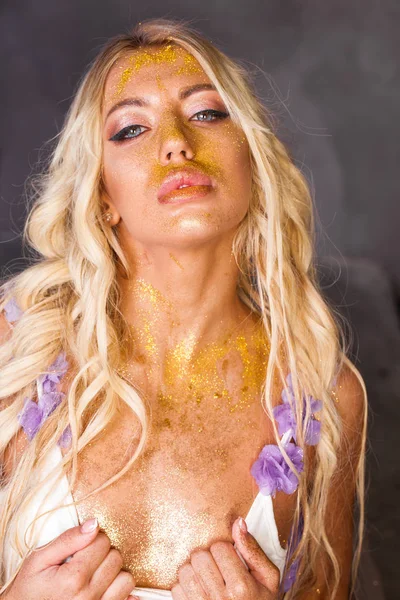 Närbild Porträtt Sexig Ung Blond Tjej Med Smink Och Guldglitter — Stockfoto