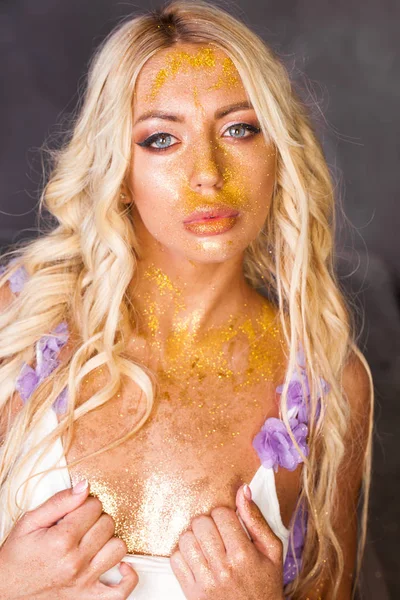 化粧彼女の顔にゴールドラメとセクシーな金髪の少女のポートレート クローズ アップ — ストック写真