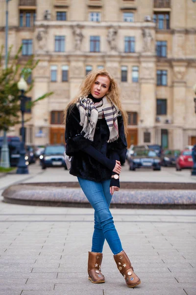 Ritratto Una Giovane Donna Bionda Pelliccia Visone Invernale Jeans Blu — Foto Stock