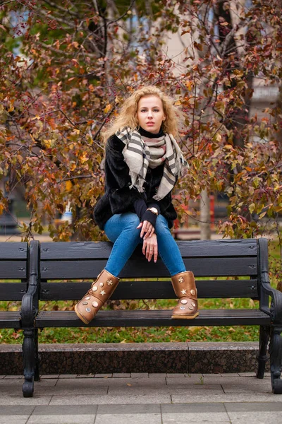 Portret Van Een Jonge Blonde Vrouw Volle Lengte Nerts Winterjas — Stockfoto