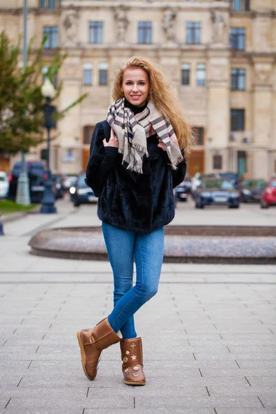 Ritratto Una Giovane Donna Bionda Pelliccia Visone Invernale Jeans Blu — Foto Stock