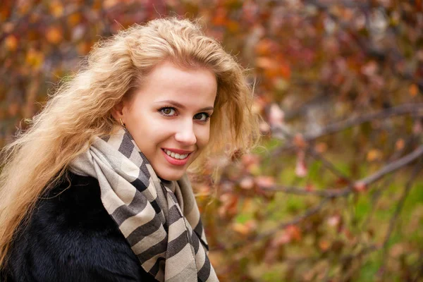 Chica Rusa Retrato Una Hermosa Joven Rubia Pañuelo Parque Otoño —  Fotos de Stock