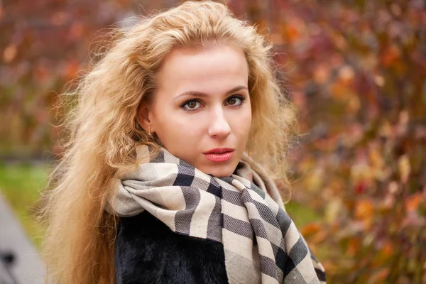 Rapariga Russa Retrato Bela Jovem Loira Pescoço Parque Outono Livre — Fotografia de Stock