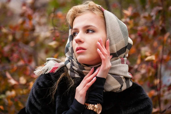 Ρωσική Κορίτσι Πορτρέτο Του Όμορφη Νεαρή Ξανθιά Γυναίκα Στο Μαντίλι — Φωτογραφία Αρχείου