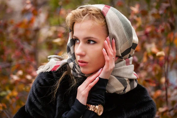 Russisches Mädchen Porträt Der Schönen Jungen Blonden Frau Halstuch Herbstpark — Stockfoto