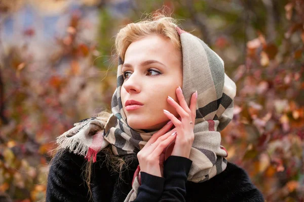 ロシアの女の子 ネッカチーフ 秋公園屋外で美しい若いブロンドの女性の肖像画 — ストック写真