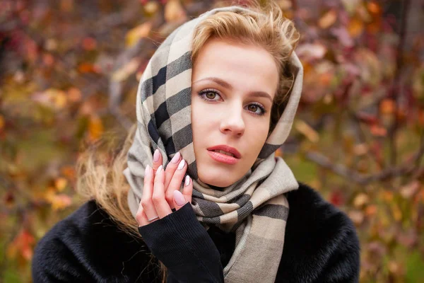 Russisches Mädchen Porträt Der Schönen Jungen Blonden Frau Halstuch Herbstpark — Stockfoto