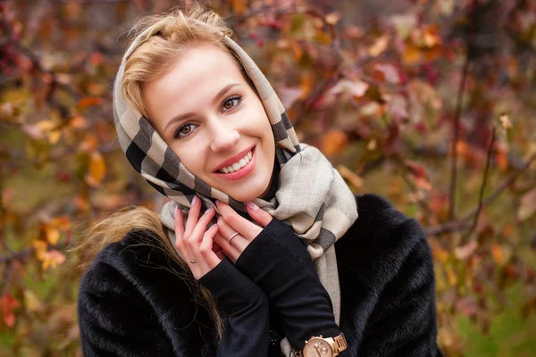 Chica Rusa Retrato Una Hermosa Joven Rubia Pañuelo Parque Otoño — Foto de Stock