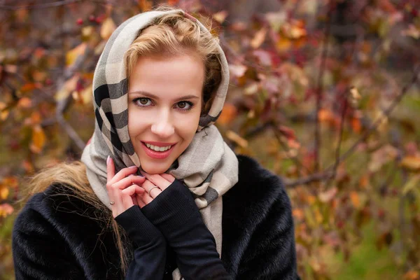 러시아 소녀입니다 목도리가 야외에서 여자의 초상화 — 스톡 사진