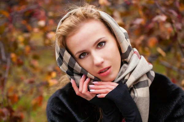 Chica Rusa Retrato Una Hermosa Joven Rubia Pañuelo Parque Otoño — Foto de Stock