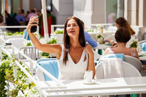 Mulher Morena Bonita Sorridente Tirar Uma Foto Mesma Com Smartphone — Fotografia de Stock