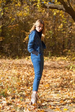 Tam sonbahar park mavi kot tulum şık genç sarışın kadın portresi