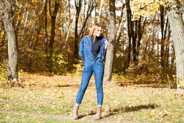Pełny Portret Stylowy Młoda Kobieta Blonde Niebieski Denim Kombinezon Jesienny — Zdjęcie stockowe