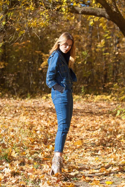 Plný Portrét Elegantní Mladá Blondýnka Modré Džínové Overaly Podzim Park — Stock fotografie
