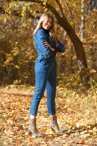 Retrato Completo Mujer Rubia Joven Con Estilo Overoles Mezclilla Azul — Foto de Stock