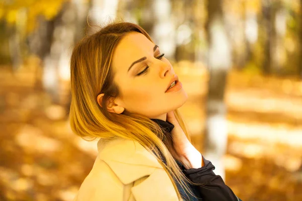 Retrato Uma Jovem Bela Mulher Loira Casaco Cinza Fundo Rua — Fotografia de Stock