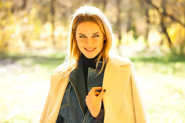 Portrait Young Beautiful Blonde Woman Gray Coat Background Autumn Street — Stock Photo, Image