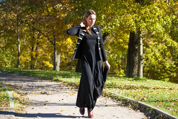 Corpo Intero Giovane Bella Donna Bionda Abito Lungo Nero Sul — Foto Stock