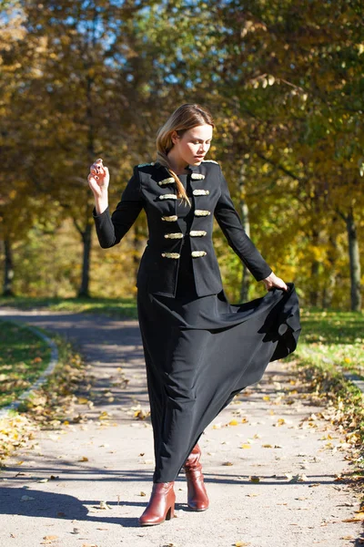 Corpo Inteiro Jovem Bela Mulher Loira Vestido Preto Longo Parque — Fotografia de Stock